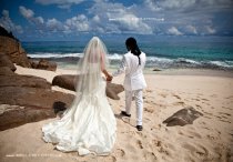 Beach wedding in Seychelles natural pic